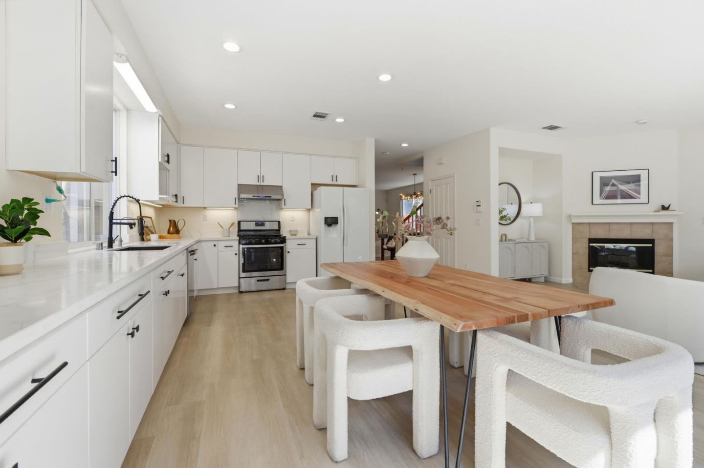 Detail Gallery Image 14 of 41 For 950 Mouton Cir, East Palo Alto,  CA 94303 - 4 Beds | 2/1 Baths