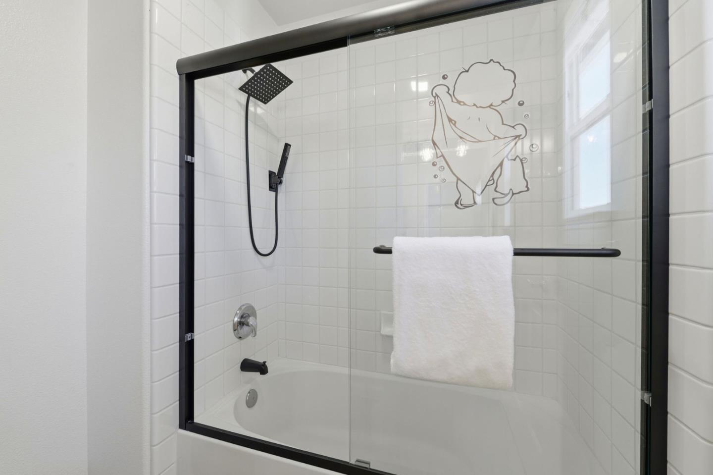 Detail Gallery Image 27 of 41 For 950 Mouton Cir, East Palo Alto,  CA 94303 - 4 Beds | 2/1 Baths