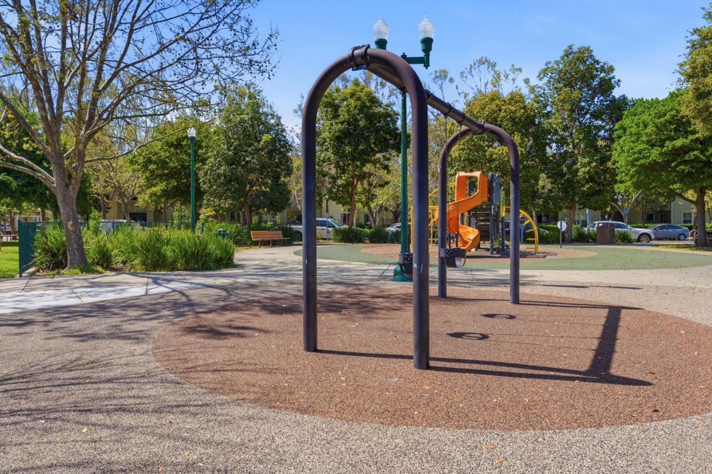 Detail Gallery Image 36 of 41 For 950 Mouton Cir, East Palo Alto,  CA 94303 - 4 Beds | 2/1 Baths