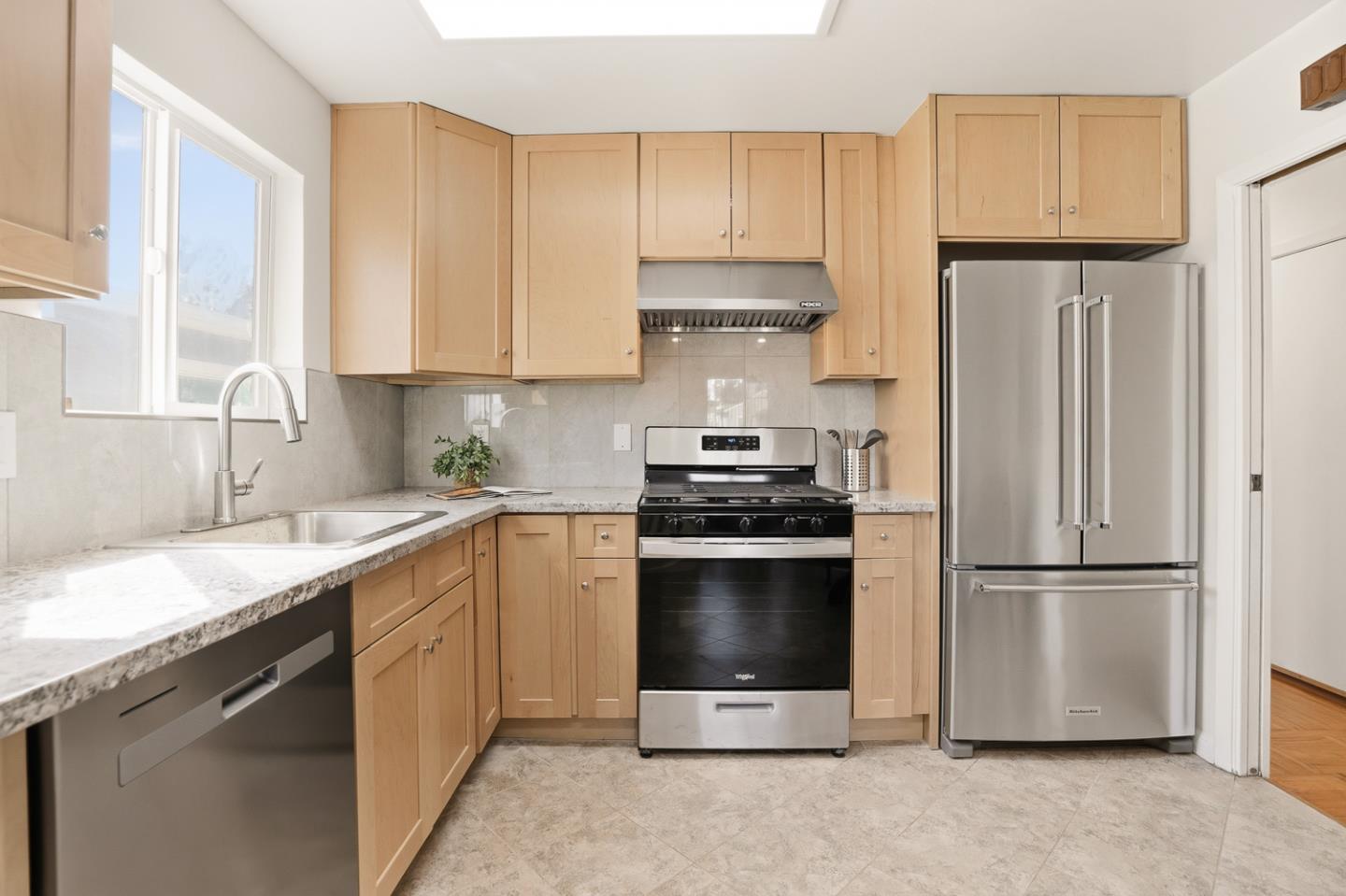 Detail Gallery Image 13 of 45 For 318 Saint Francis Blvd, Daly City,  CA 94015 - 5 Beds | 4 Baths