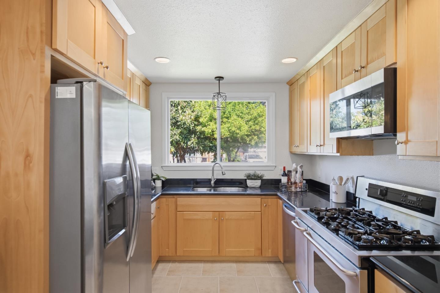 Detail Gallery Image 12 of 38 For 151 Verbena Dr, East Palo Alto,  CA 94303 - 3 Beds | 2 Baths