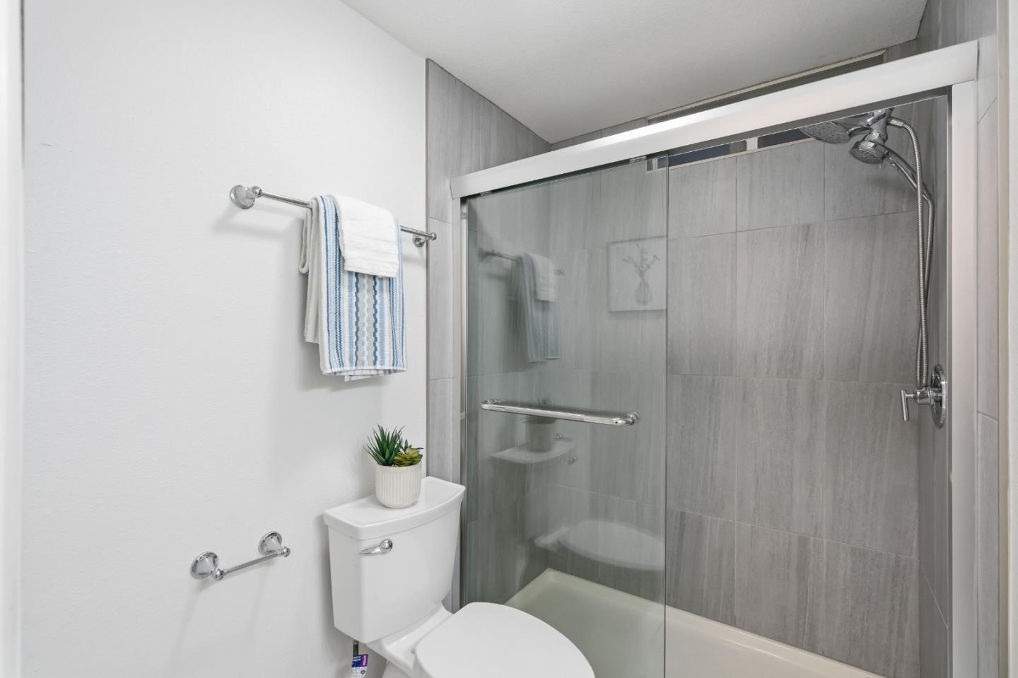 Detail Gallery Image 20 of 38 For 151 Verbena Dr, East Palo Alto,  CA 94303 - 3 Beds | 2 Baths