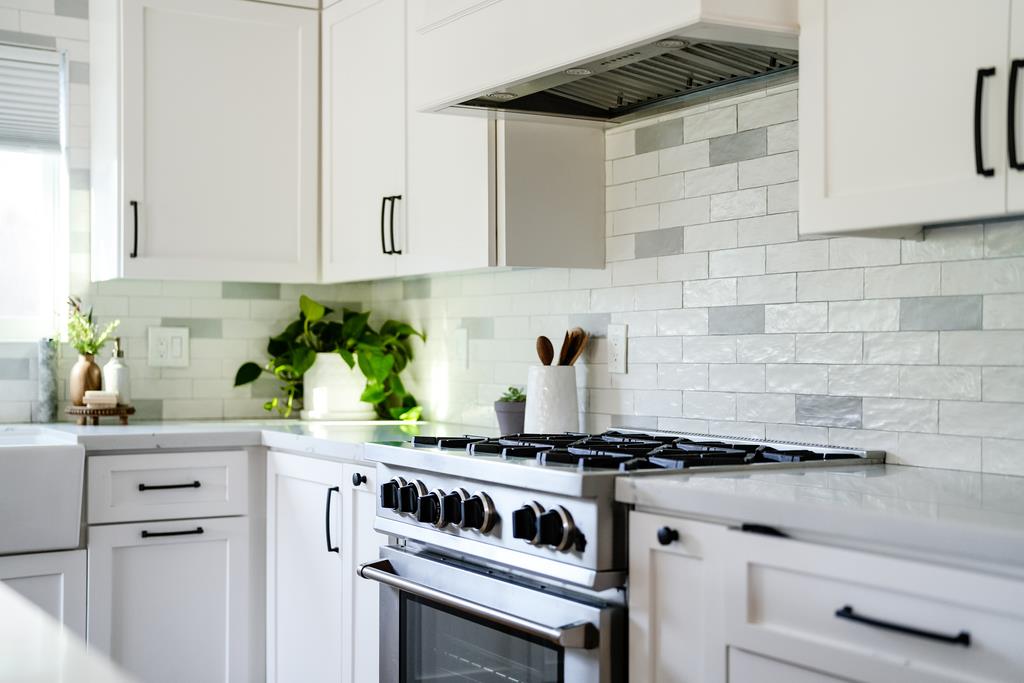 Detail Gallery Image 9 of 55 For 1100 Graham Hill Rd, Santa Cruz,  CA 95060 - 3 Beds | 2/1 Baths