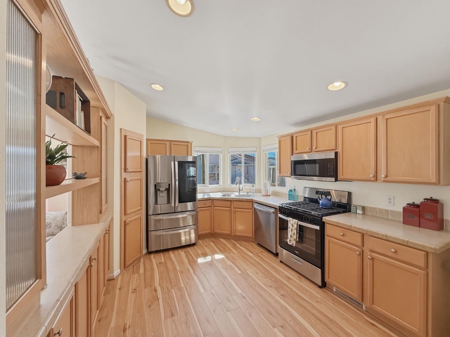 Detail Gallery Image 3 of 22 For 347 Carmel Ave #14,  Marina,  CA 93933 - 3 Beds | 2 Baths