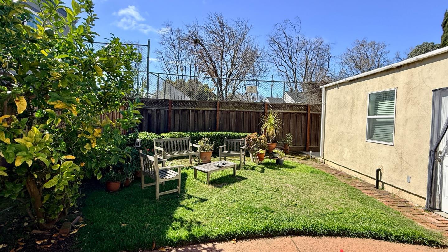 Detail Gallery Image 4 of 4 For Address Not Disclosed, Burlingame,  CA 94010 - 2 Beds | 1 Baths