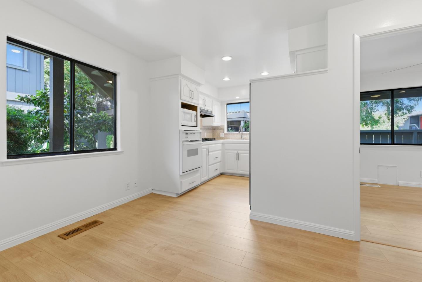 Detail Gallery Image 10 of 46 For 14351 Saratoga Ave a,  Saratoga,  CA 95070 - 2 Beds | 2 Baths