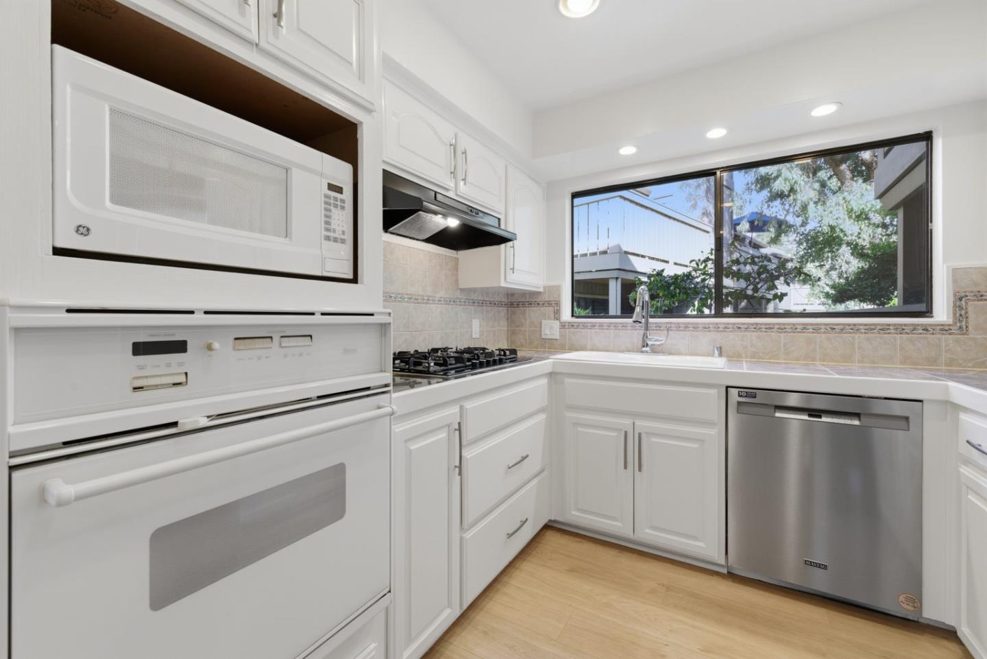 Detail Gallery Image 6 of 46 For 14351 Saratoga Ave a,  Saratoga,  CA 95070 - 2 Beds | 2 Baths