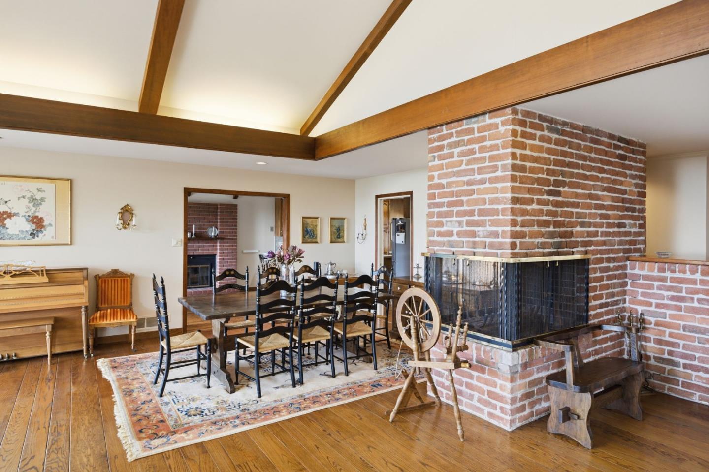 Detail Gallery Image 13 of 28 For 1407 Carlton Rd, Hillsborough,  CA 94010 - 4 Beds | 3/1 Baths