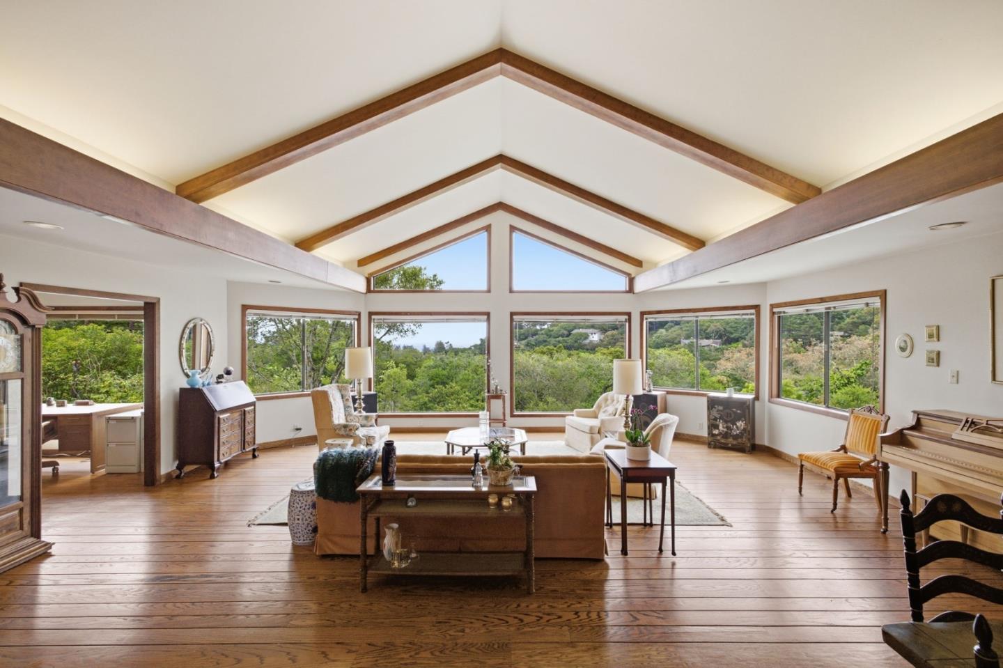 Detail Gallery Image 14 of 28 For 1407 Carlton Rd, Hillsborough,  CA 94010 - 4 Beds | 3/1 Baths