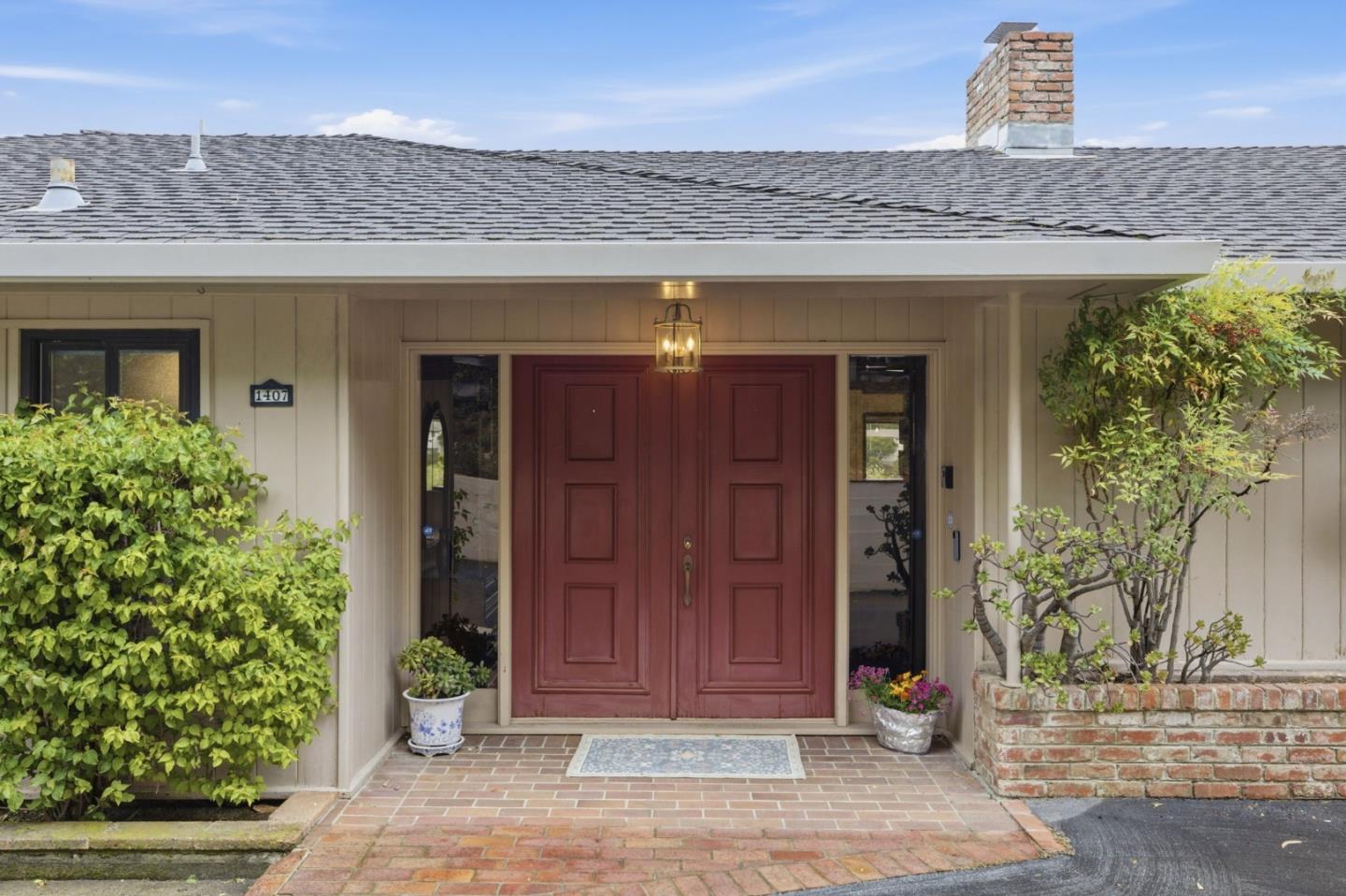 Detail Gallery Image 2 of 28 For 1407 Carlton Rd, Hillsborough,  CA 94010 - 4 Beds | 3/1 Baths