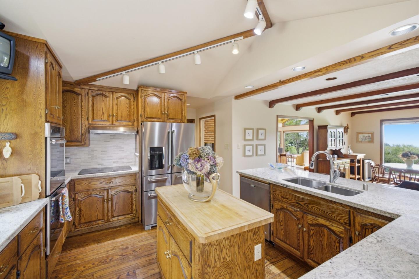 Detail Gallery Image 21 of 28 For 1407 Carlton Rd, Hillsborough,  CA 94010 - 4 Beds | 3/1 Baths