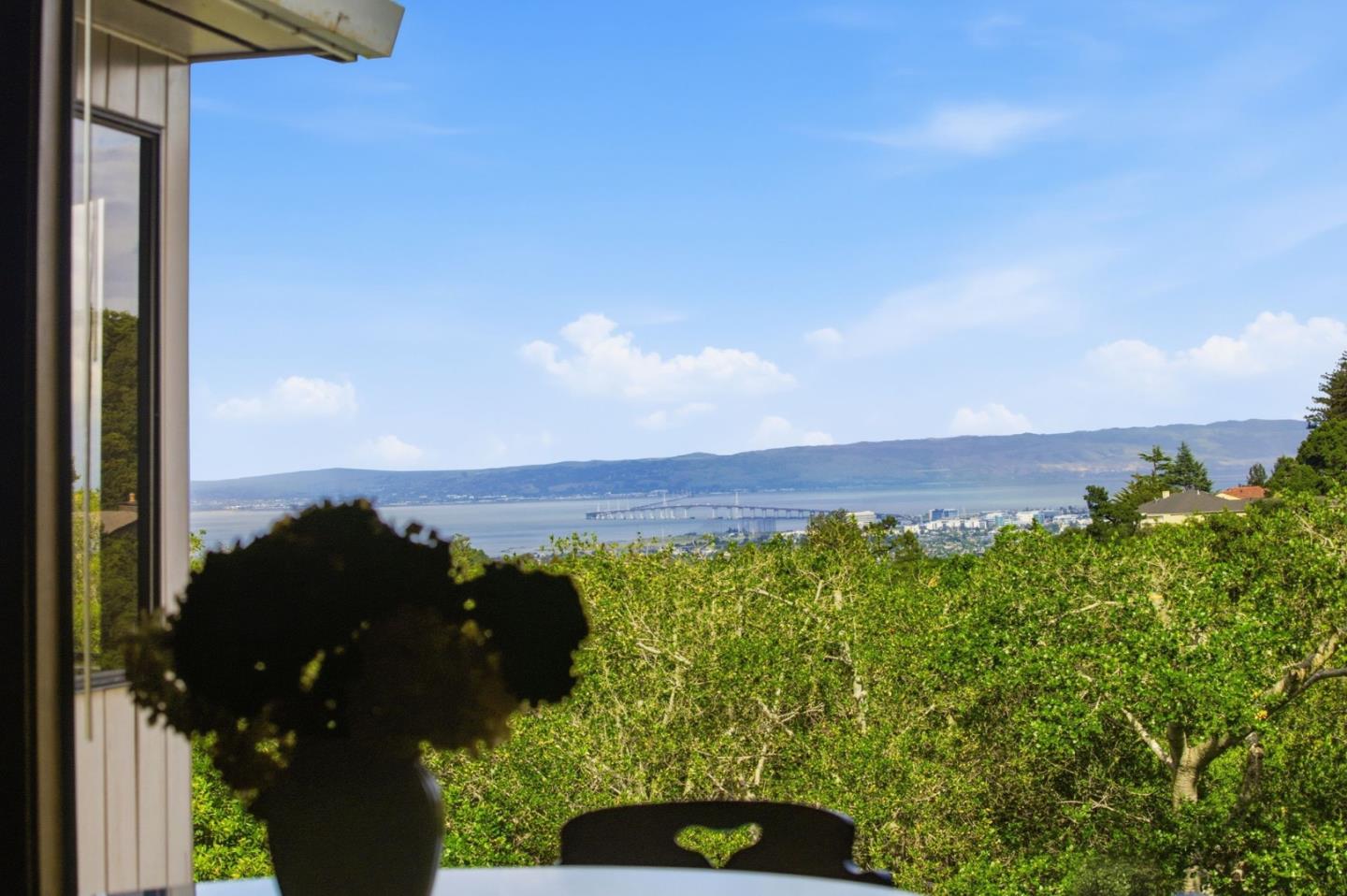 Detail Gallery Image 23 of 28 For 1407 Carlton Rd, Hillsborough,  CA 94010 - 4 Beds | 3/1 Baths