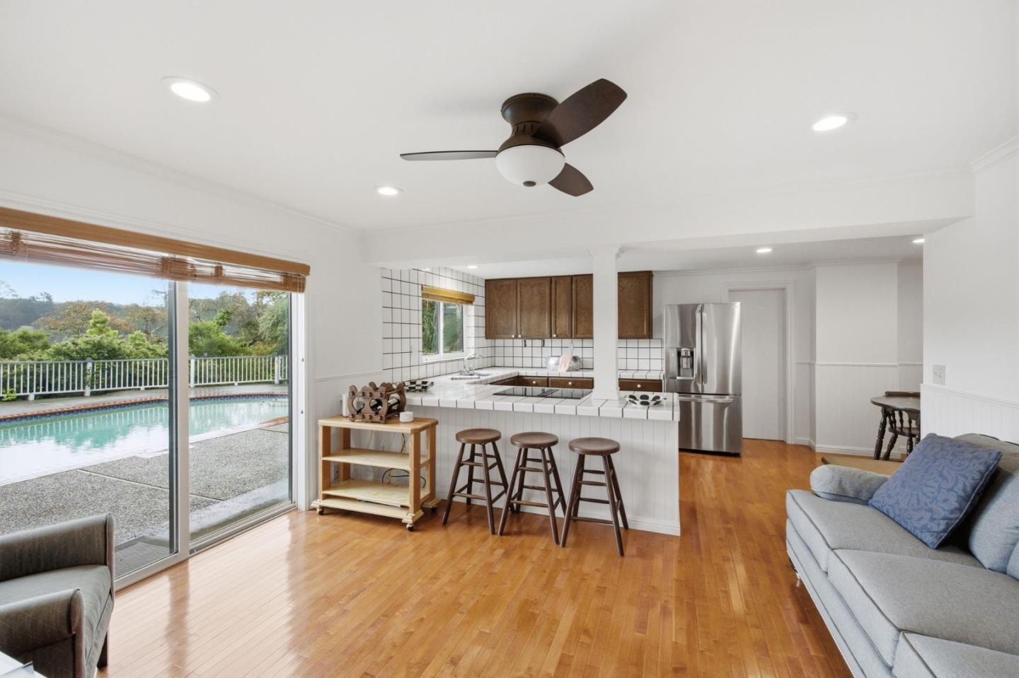 Detail Gallery Image 26 of 28 For 1407 Carlton Rd, Hillsborough,  CA 94010 - 4 Beds | 3/1 Baths