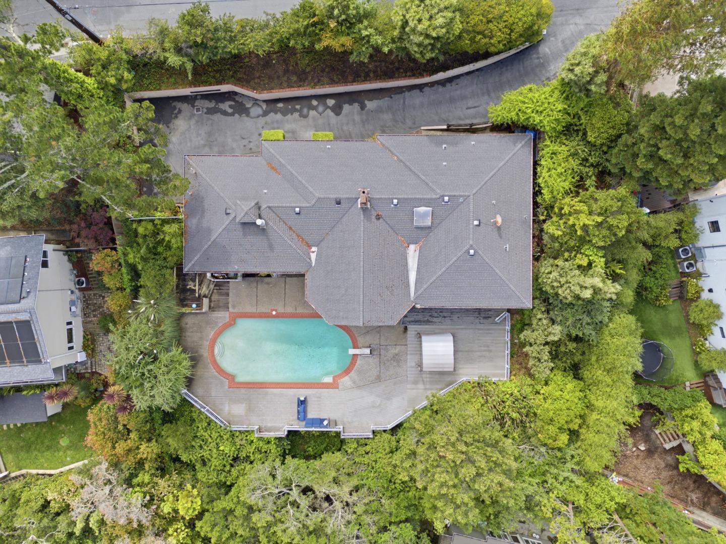 Detail Gallery Image 4 of 28 For 1407 Carlton Rd, Hillsborough,  CA 94010 - 4 Beds | 3/1 Baths