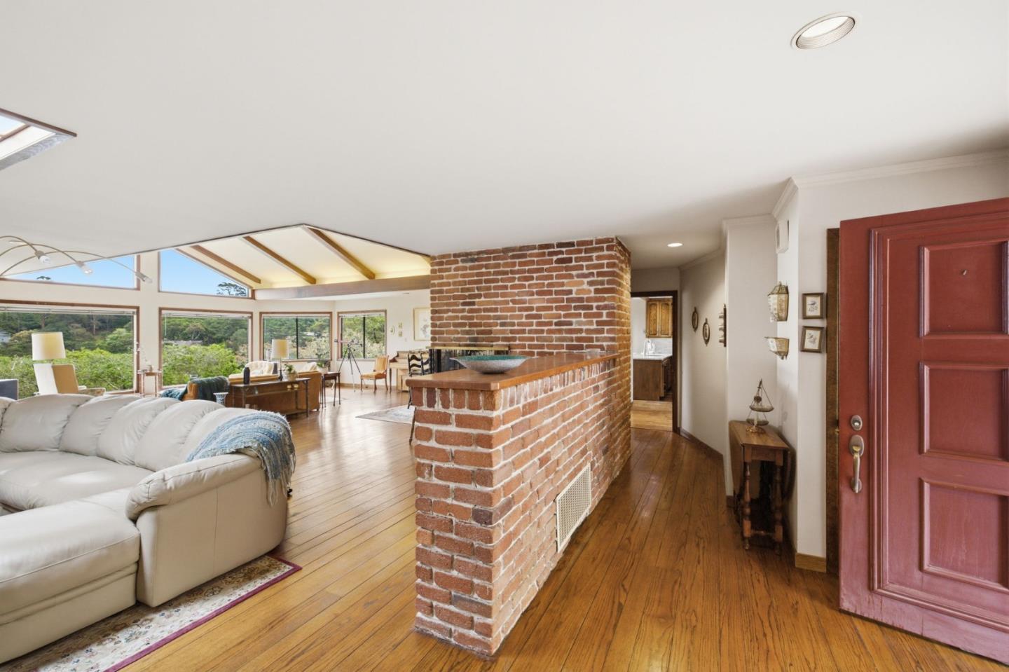 Detail Gallery Image 8 of 28 For 1407 Carlton Rd, Hillsborough,  CA 94010 - 4 Beds | 3/1 Baths