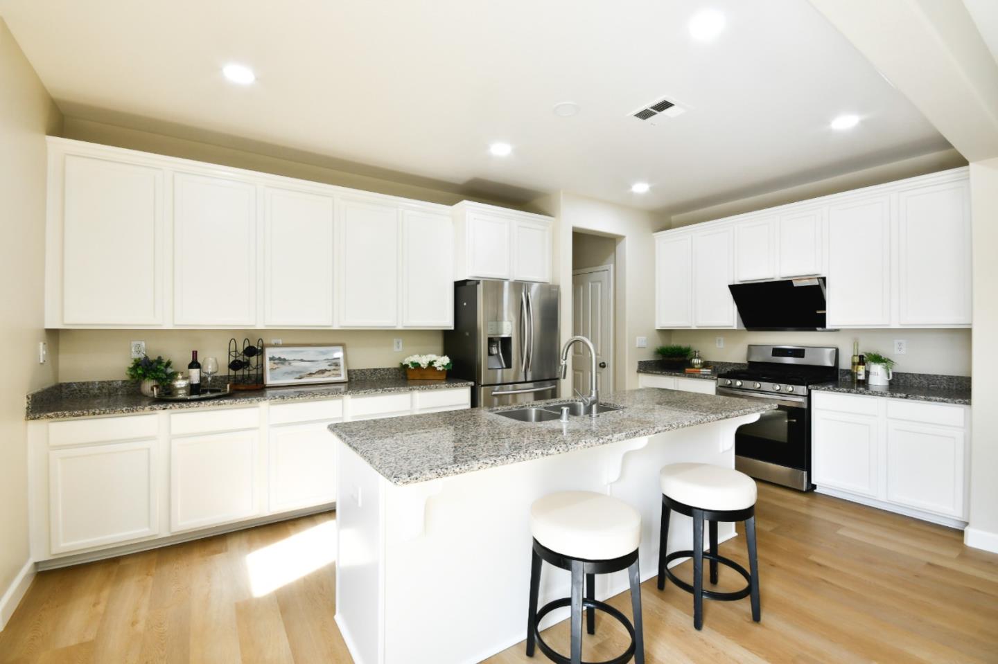 Detail Gallery Image 9 of 26 For 682 N 9th St, San Jose,  CA 95112 - 4 Beds | 2/1 Baths