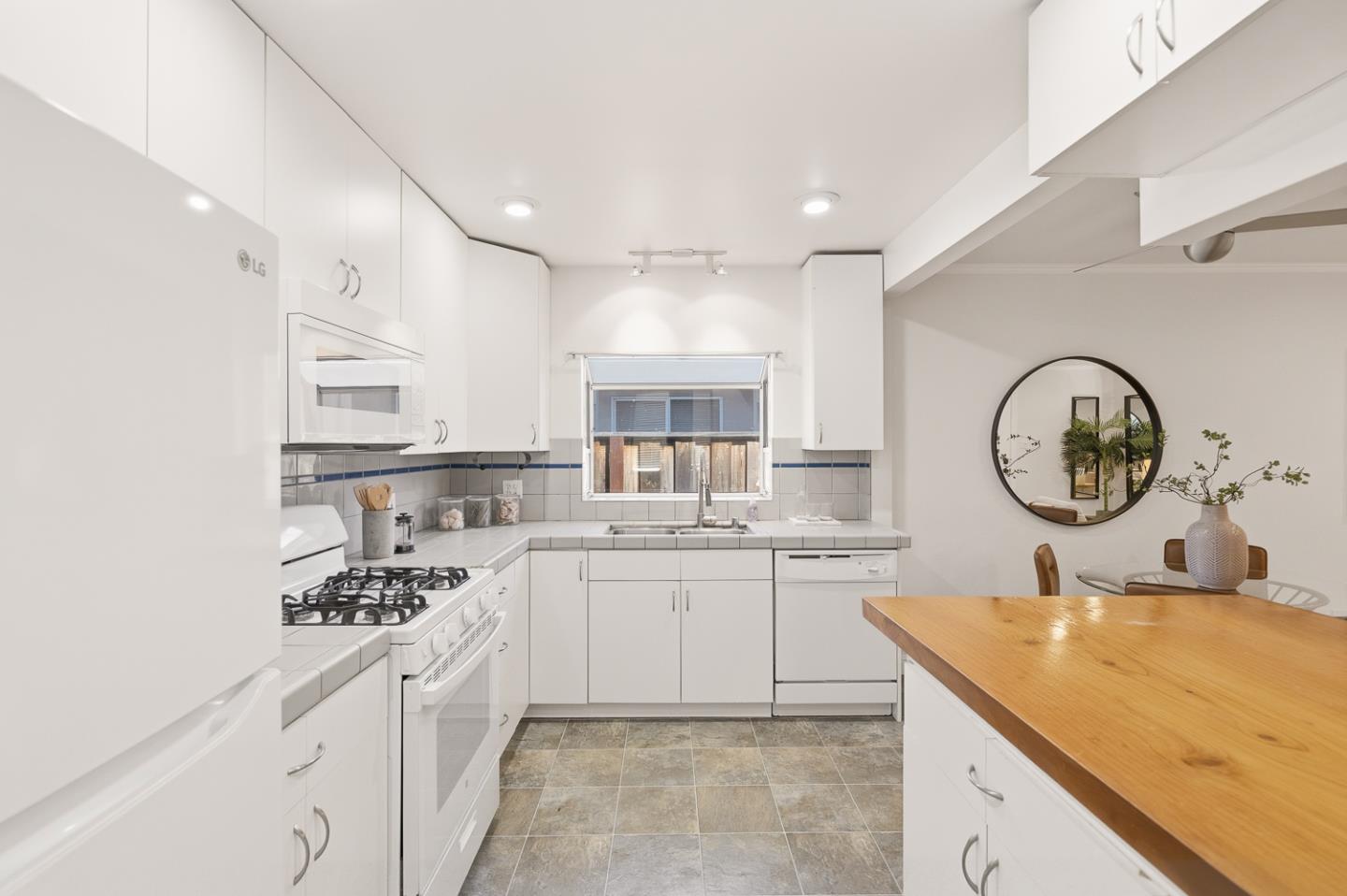 Detail Gallery Image 14 of 39 For 1091 15th Ave, Redwood City,  CA 94063 - 3 Beds | 1/1 Baths