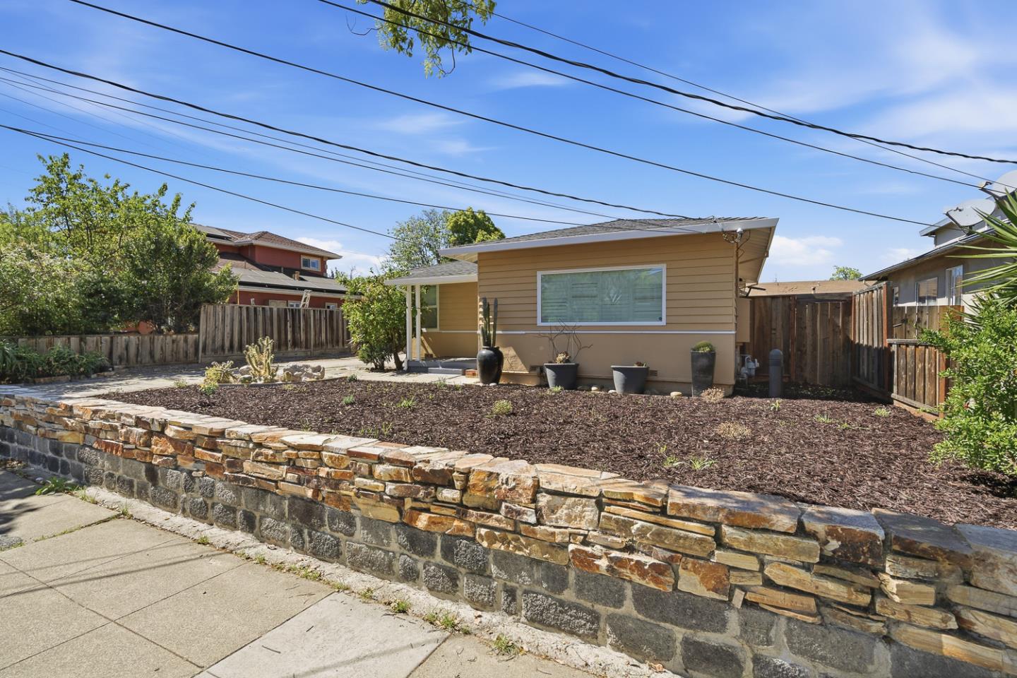 Detail Gallery Image 3 of 39 For 1091 15th Ave, Redwood City,  CA 94063 - 3 Beds | 1/1 Baths