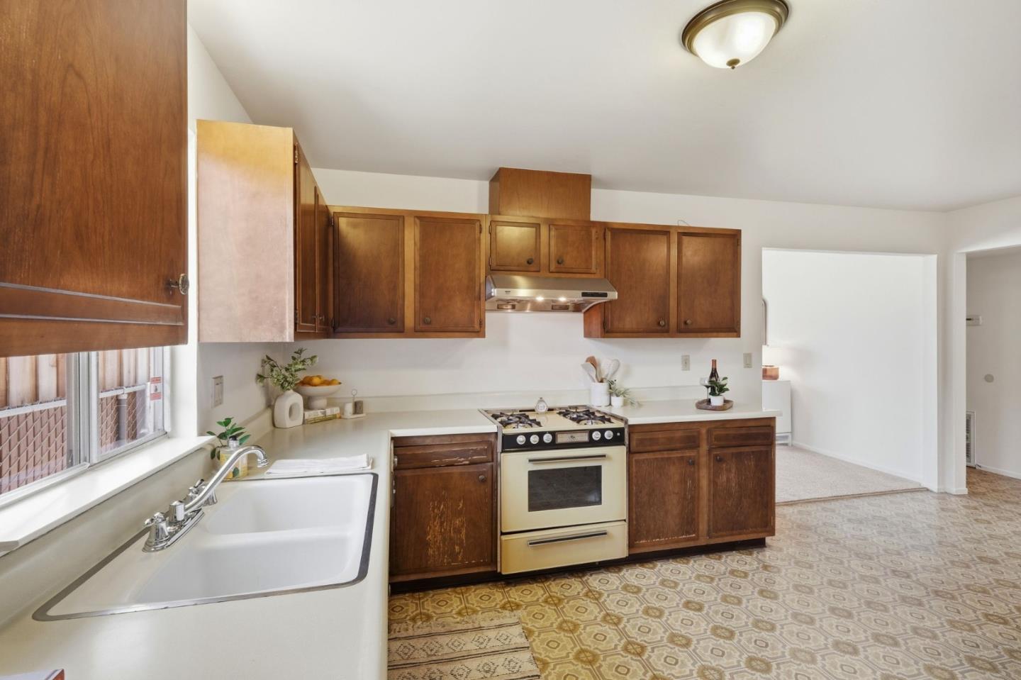 Detail Gallery Image 8 of 37 For 228 Auburn Ave, Santa Cruz,  CA 95060 - 4 Beds | 2 Baths