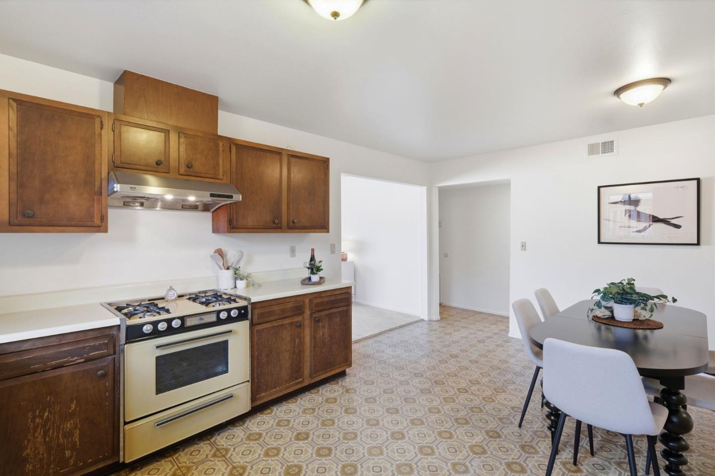 Detail Gallery Image 9 of 37 For 228 Auburn Ave, Santa Cruz,  CA 95060 - 4 Beds | 2 Baths