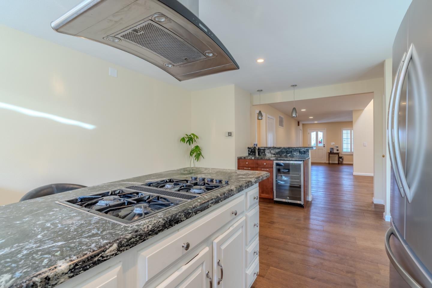 Detail Gallery Image 10 of 21 For 350 6th St Main House,  Montara,  CA 94037 - 3 Beds | 2/1 Baths