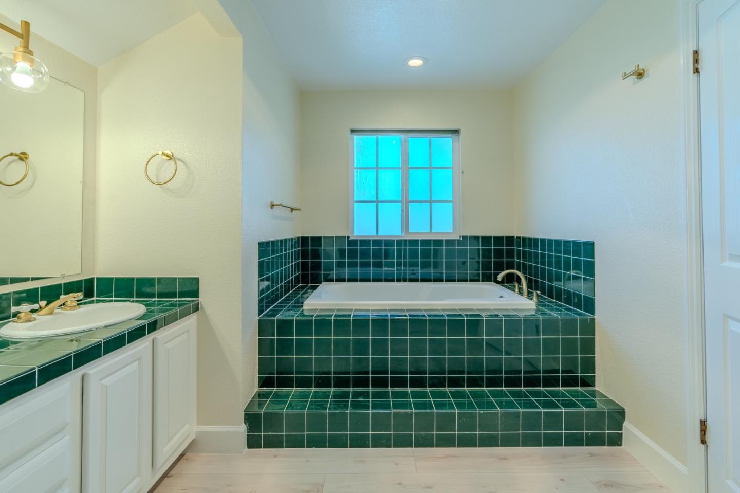 Detail Gallery Image 17 of 21 For 350 6th St Main House,  Montara,  CA 94037 - 3 Beds | 2/1 Baths