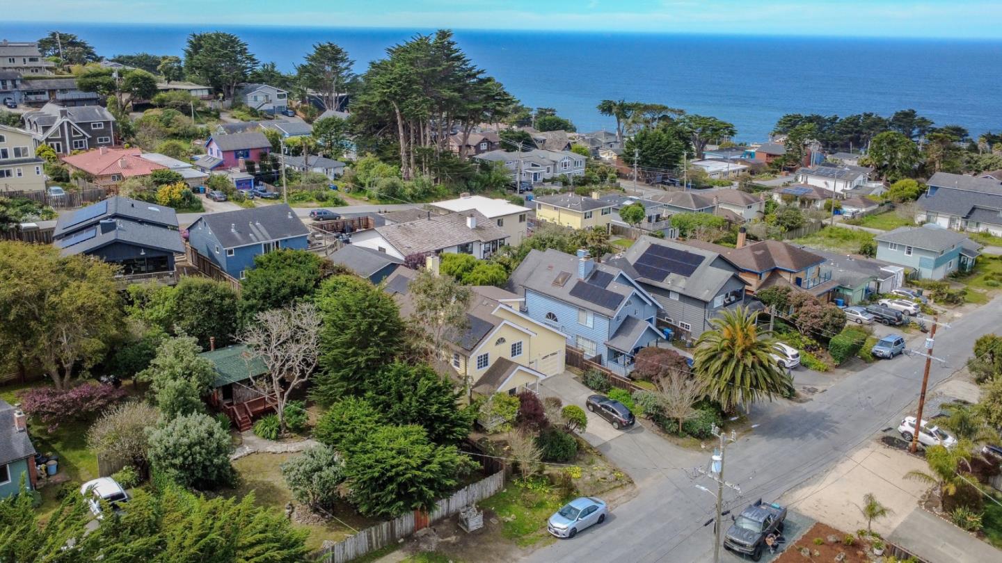 Detail Gallery Image 19 of 21 For 350 6th St Main House,  Montara,  CA 94037 - 3 Beds | 2/1 Baths