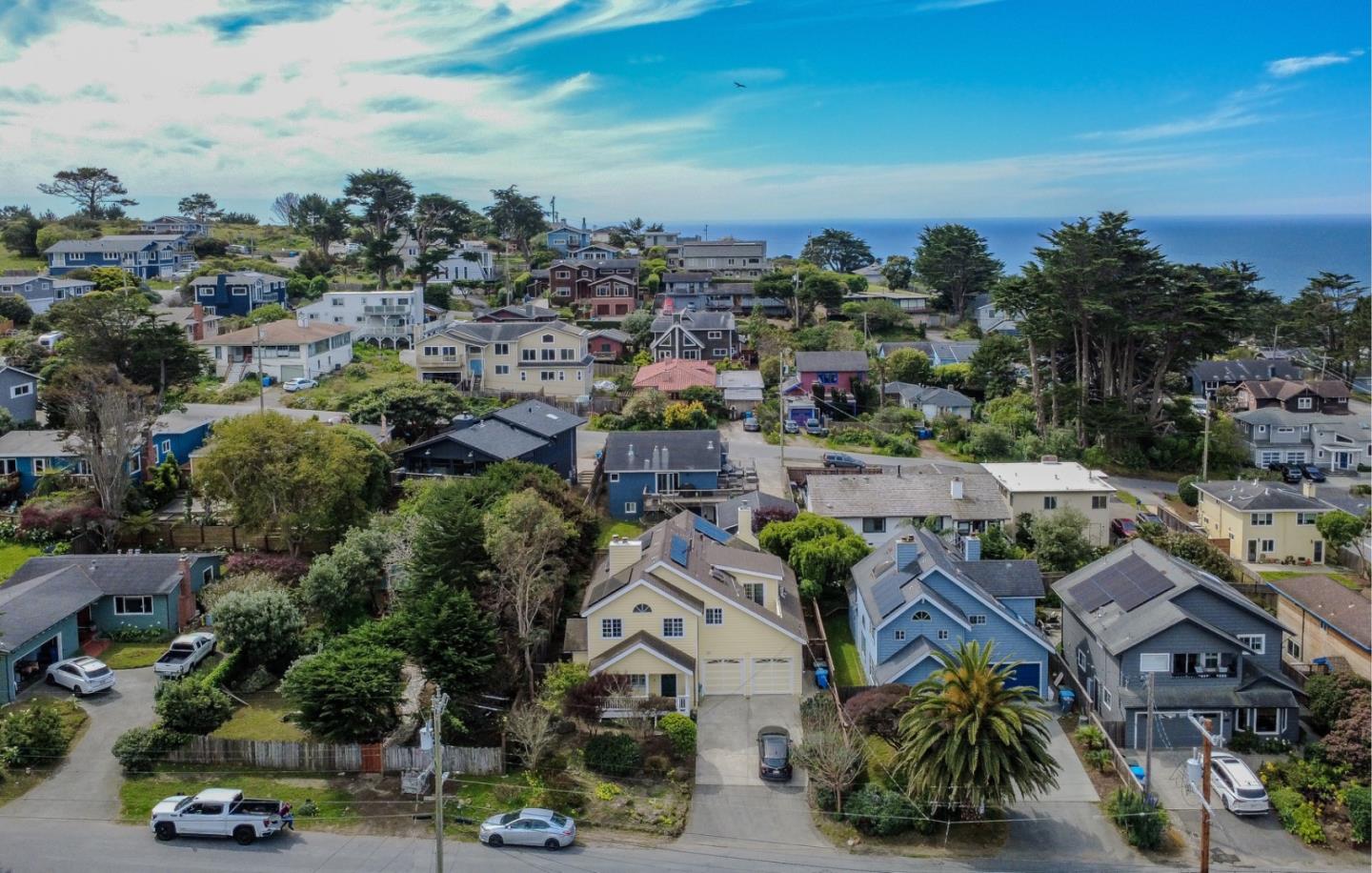 Detail Gallery Image 2 of 21 For 350 6th St Main House,  Montara,  CA 94037 - 3 Beds | 2/1 Baths