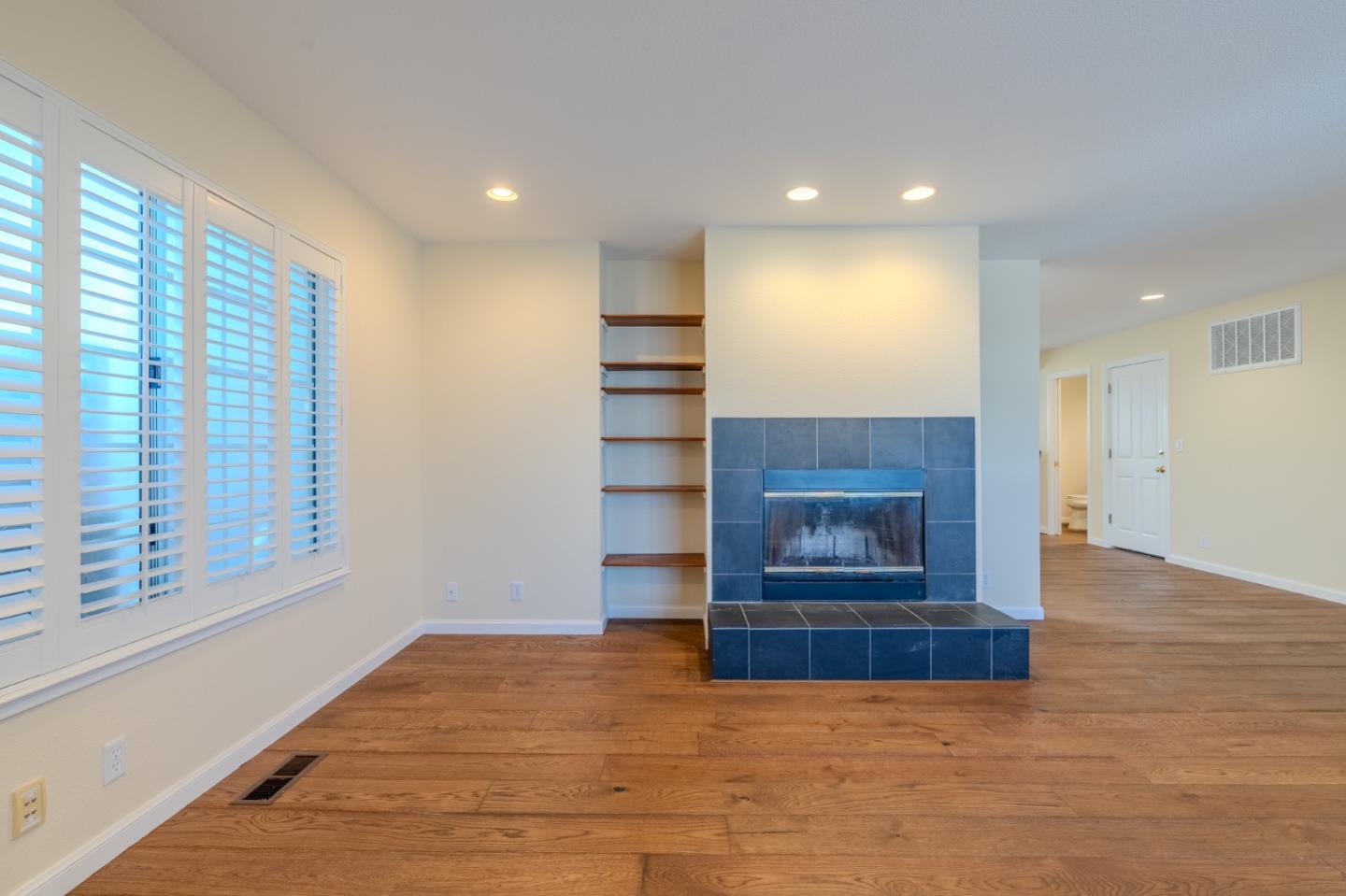 Detail Gallery Image 4 of 21 For 350 6th St Main House,  Montara,  CA 94037 - 3 Beds | 2/1 Baths