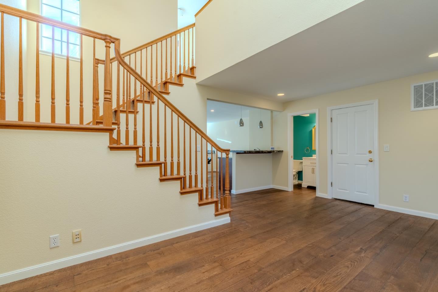 Detail Gallery Image 7 of 21 For 350 6th St Main House,  Montara,  CA 94037 - 3 Beds | 2/1 Baths