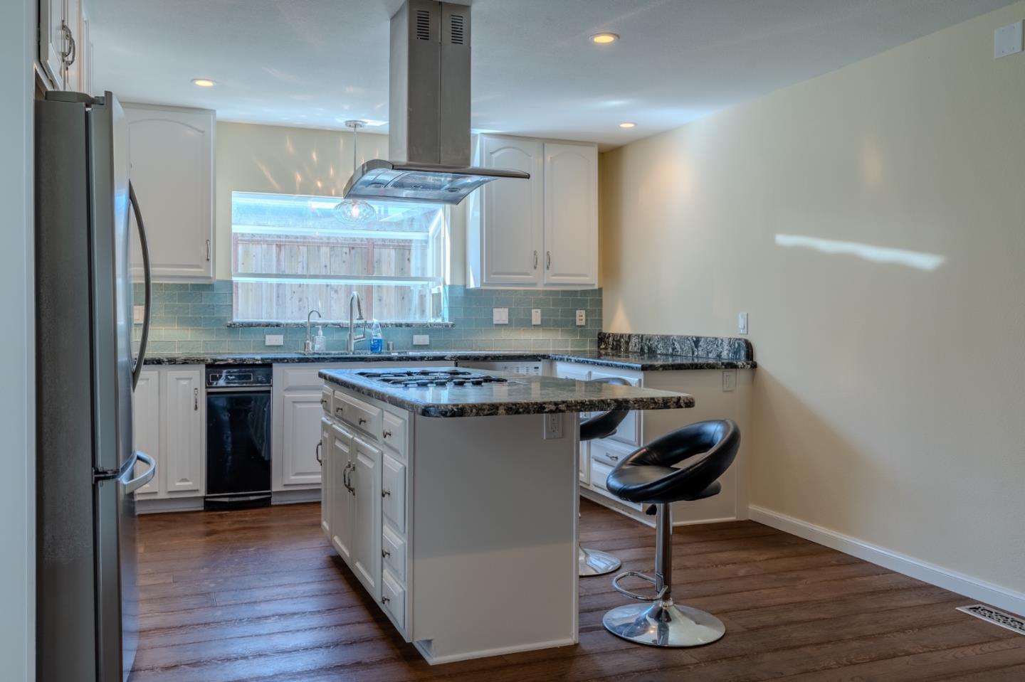 Detail Gallery Image 8 of 21 For 350 6th St Main House,  Montara,  CA 94037 - 3 Beds | 2/1 Baths