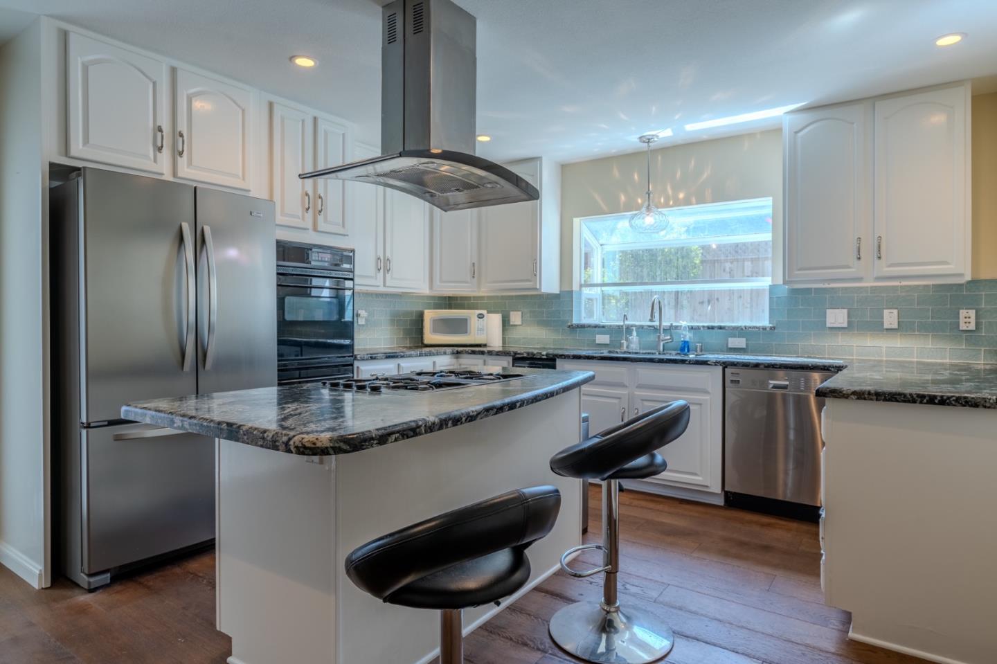 Detail Gallery Image 9 of 21 For 350 6th St Main House,  Montara,  CA 94037 - 3 Beds | 2/1 Baths