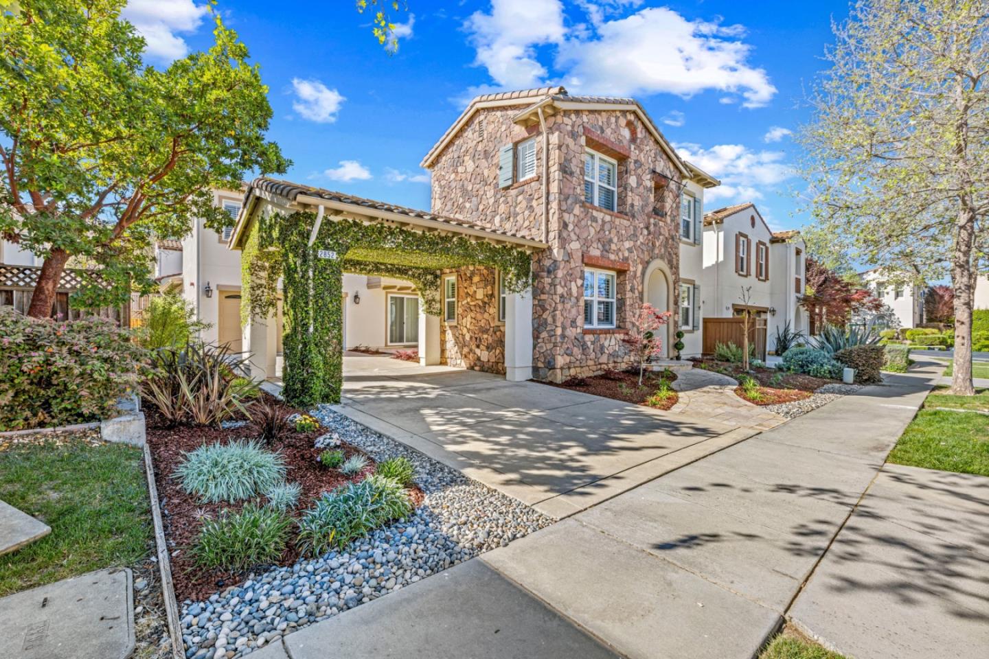 Detail Gallery Image 4 of 76 For 2852 Taymouth Way, Gilroy,  CA 95020 - 4 Beds | 3 Baths