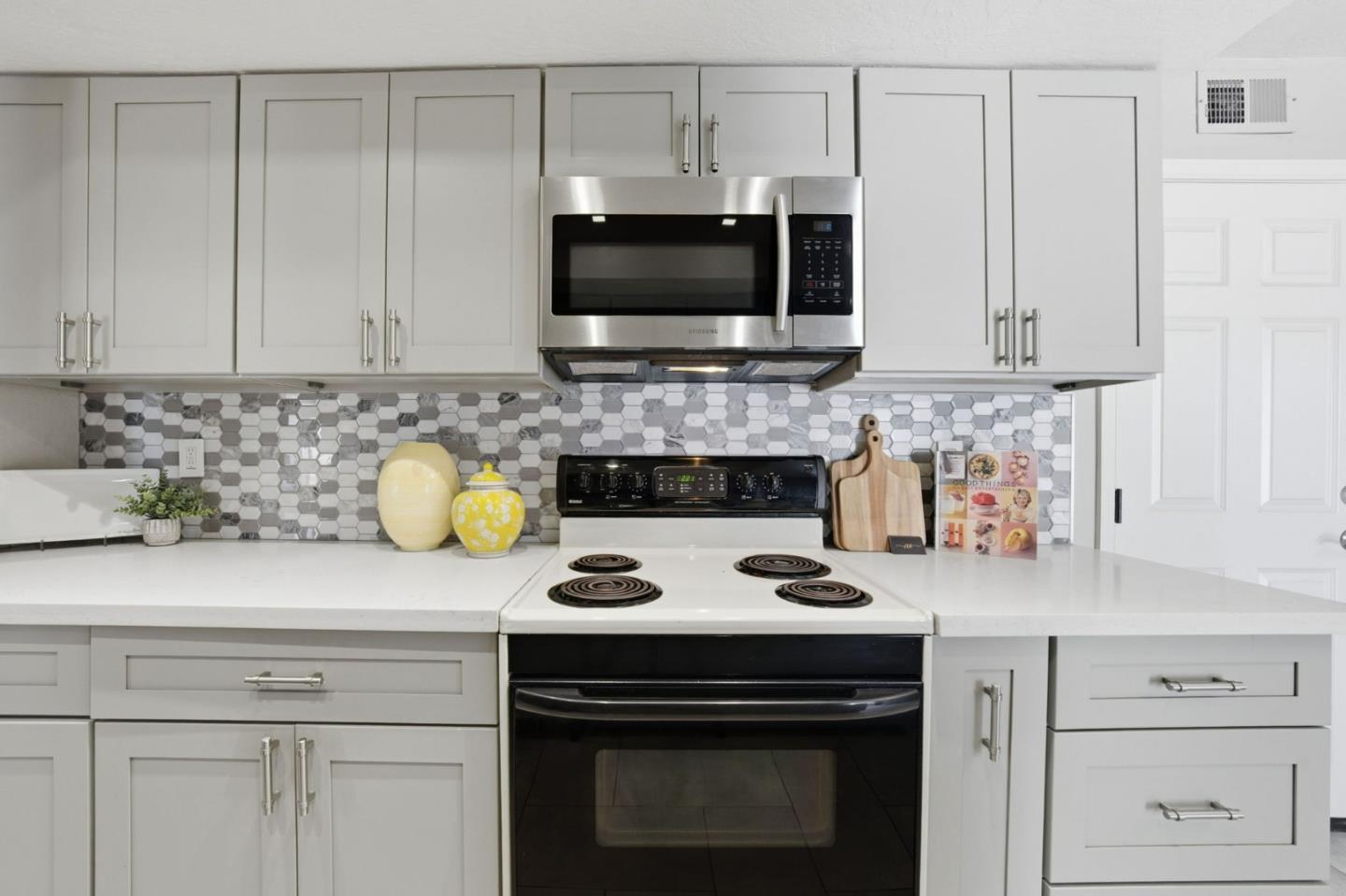 Detail Gallery Image 11 of 28 For 539 Blue Jay Dr, Hayward,  CA 94544 - 3 Beds | 2/1 Baths