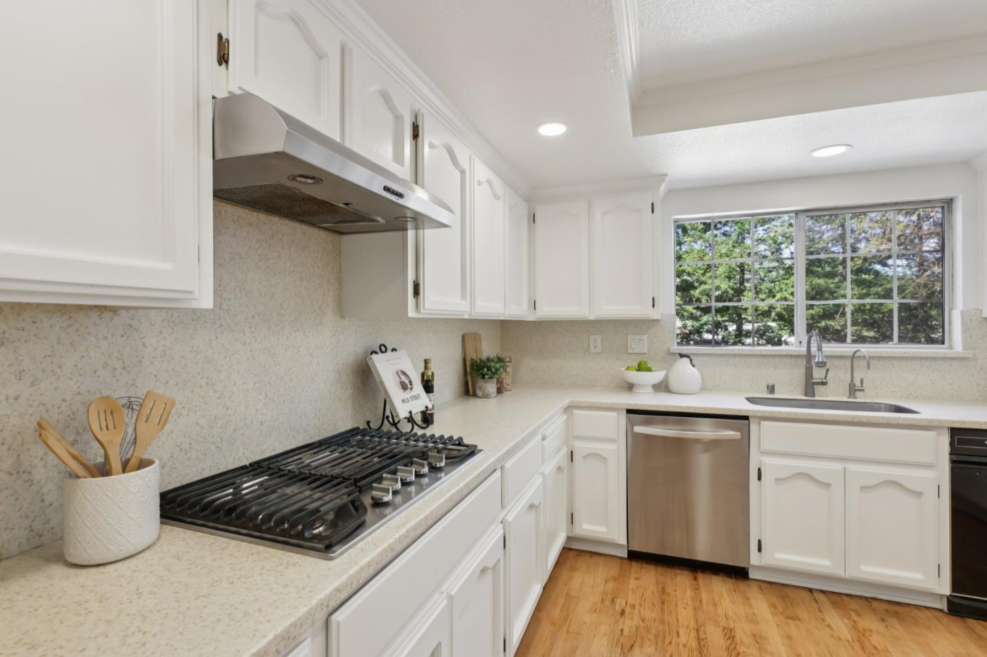 Detail Gallery Image 14 of 59 For 955 La Vista, Morgan Hill,  CA 95037 - 5 Beds | 3 Baths