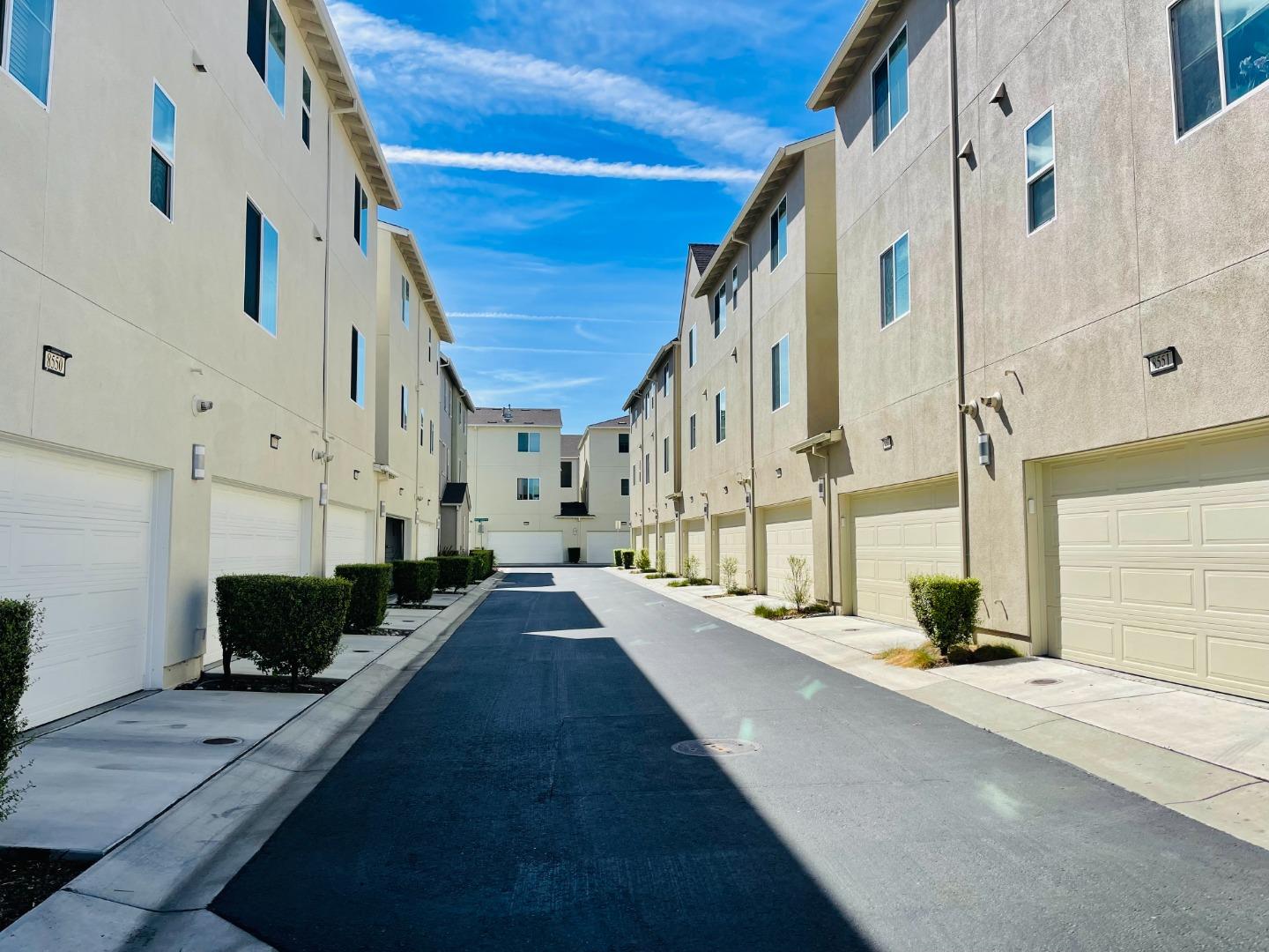 Detail Gallery Image 4 of 11 For 8551 Boardwalk Way, Newark,  CA 94560 - 4 Beds | 3/1 Baths