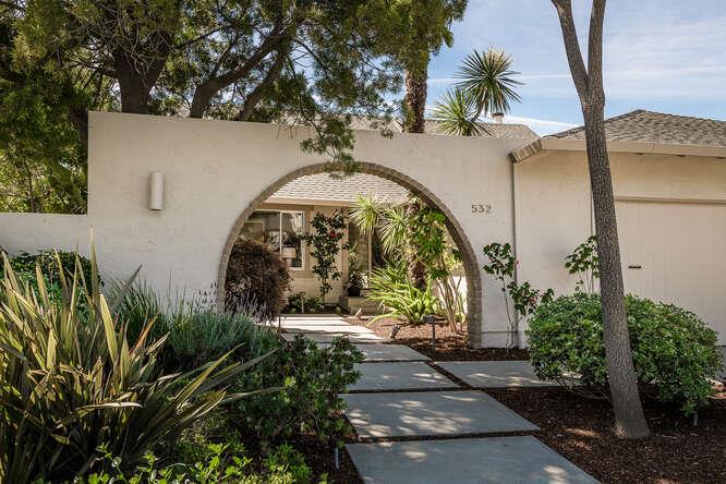 Detail Gallery Image 2 of 31 For 532 Anchor Cir, Redwood Shores,  CA 94065 - 4 Beds | 3 Baths