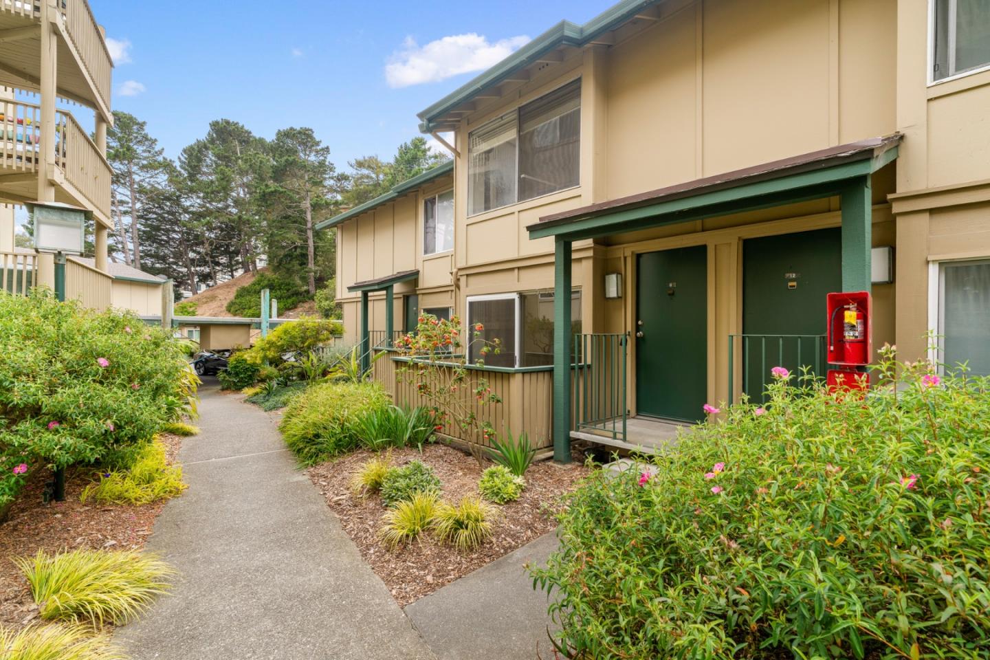 Detail Gallery Image 2 of 31 For 385 Mandarin Dr #11,  Daly City,  CA 94015 - 1 Beds | 1 Baths