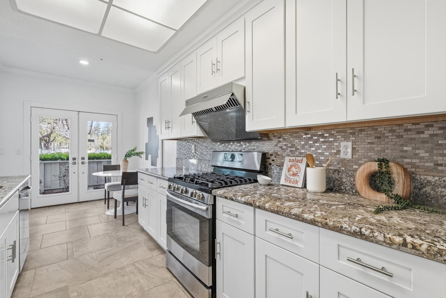 Detail Gallery Image 12 of 47 For 2291 Oaktree Dr #201,  Mountain View,  CA 94040 - 3 Beds | 2/1 Baths