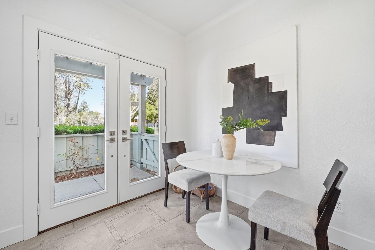 Detail Gallery Image 13 of 47 For 2291 Oaktree Dr #201,  Mountain View,  CA 94040 - 3 Beds | 2/1 Baths