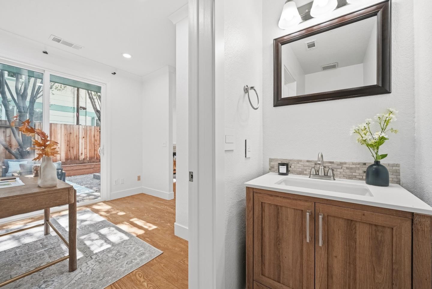 Detail Gallery Image 28 of 47 For 2291 Oaktree Dr #201,  Mountain View,  CA 94040 - 3 Beds | 2/1 Baths