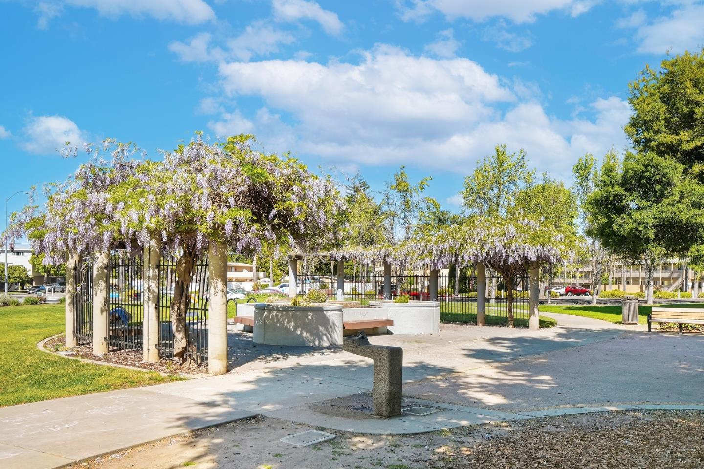 Detail Gallery Image 43 of 47 For 2291 Oaktree Dr #201,  Mountain View,  CA 94040 - 3 Beds | 2/1 Baths