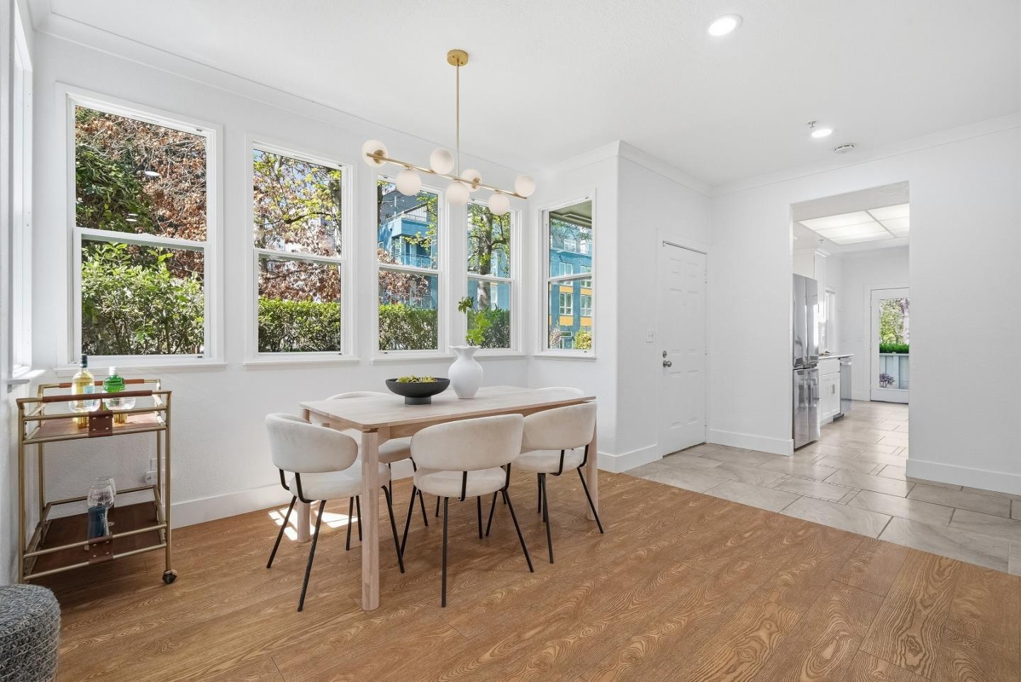 Detail Gallery Image 5 of 47 For 2291 Oaktree Dr #201,  Mountain View,  CA 94040 - 3 Beds | 2/1 Baths