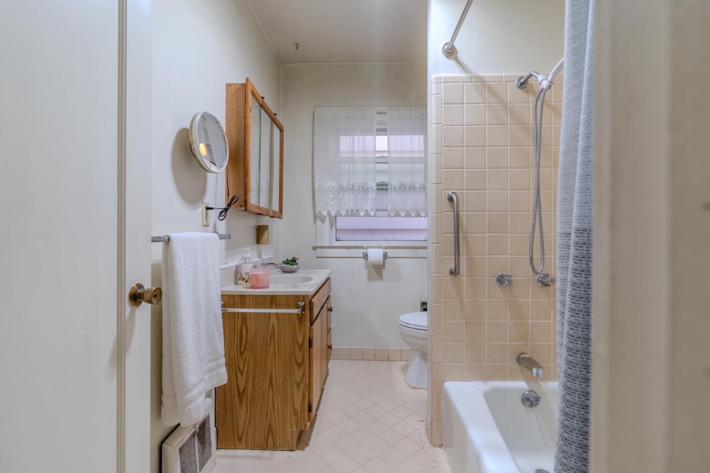 Detail Gallery Image 19 of 44 For 240 Santa Rosa Ave, San Francisco,  CA 94112 - 4 Beds | 2 Baths