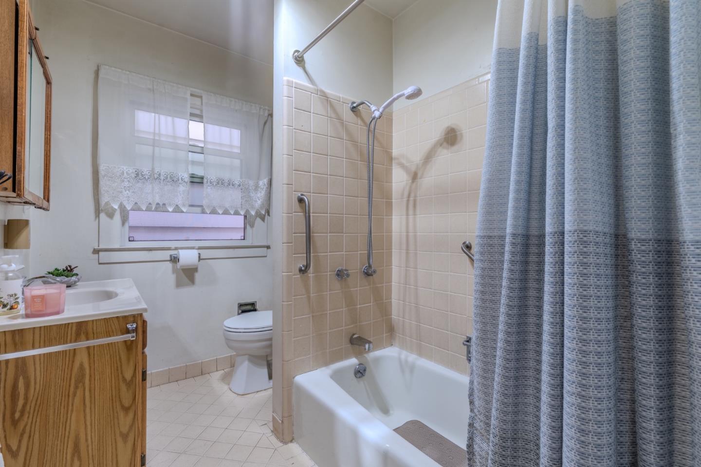 Detail Gallery Image 20 of 44 For 240 Santa Rosa Ave, San Francisco,  CA 94112 - 4 Beds | 2 Baths