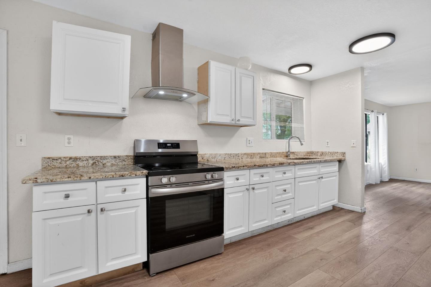 Detail Gallery Image 3 of 29 For 2524 Pemberton Ct, Stockton,  CA 95210 - 3 Beds | 2 Baths