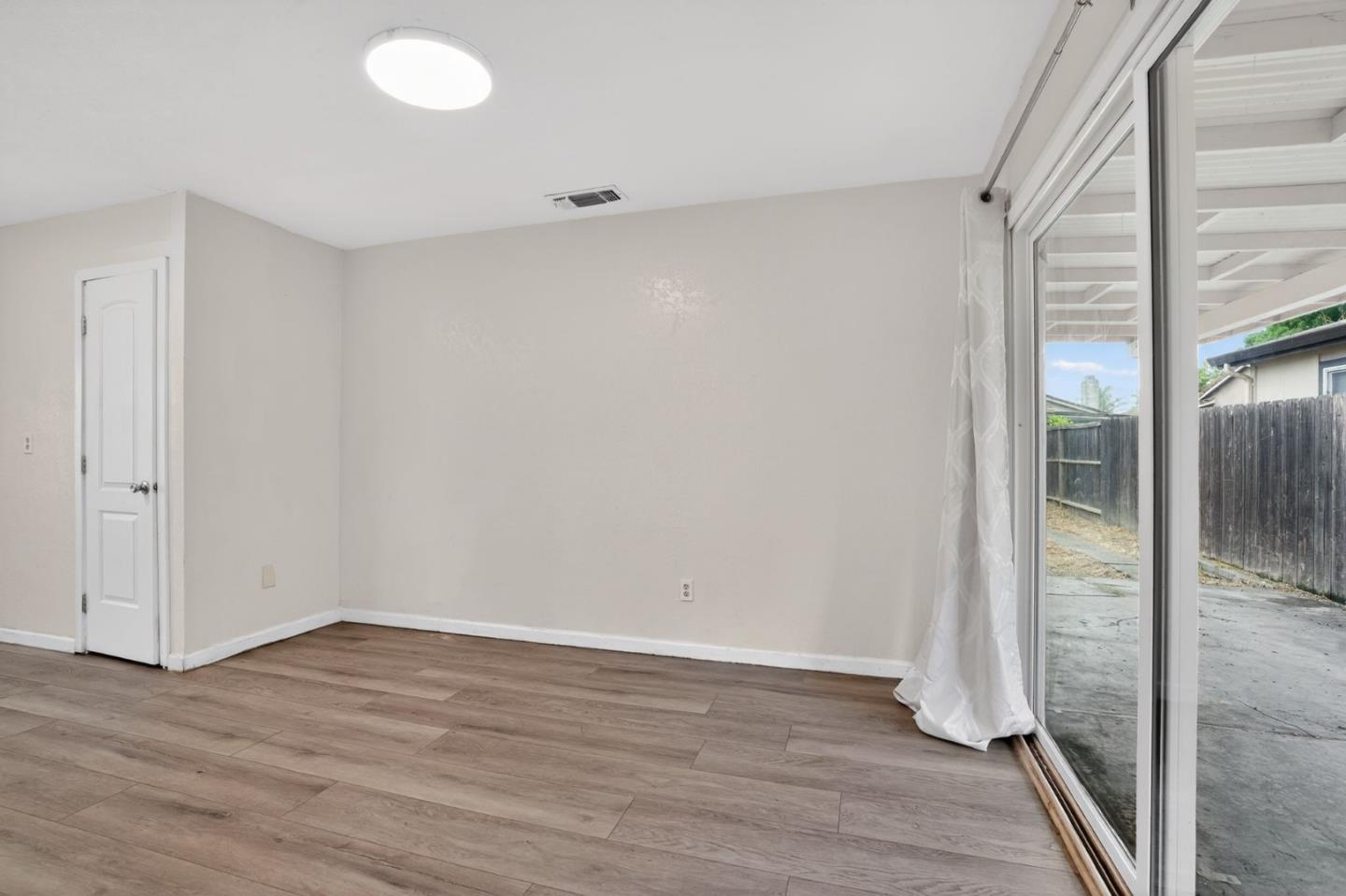 Detail Gallery Image 4 of 29 For 2524 Pemberton Ct, Stockton,  CA 95210 - 3 Beds | 2 Baths