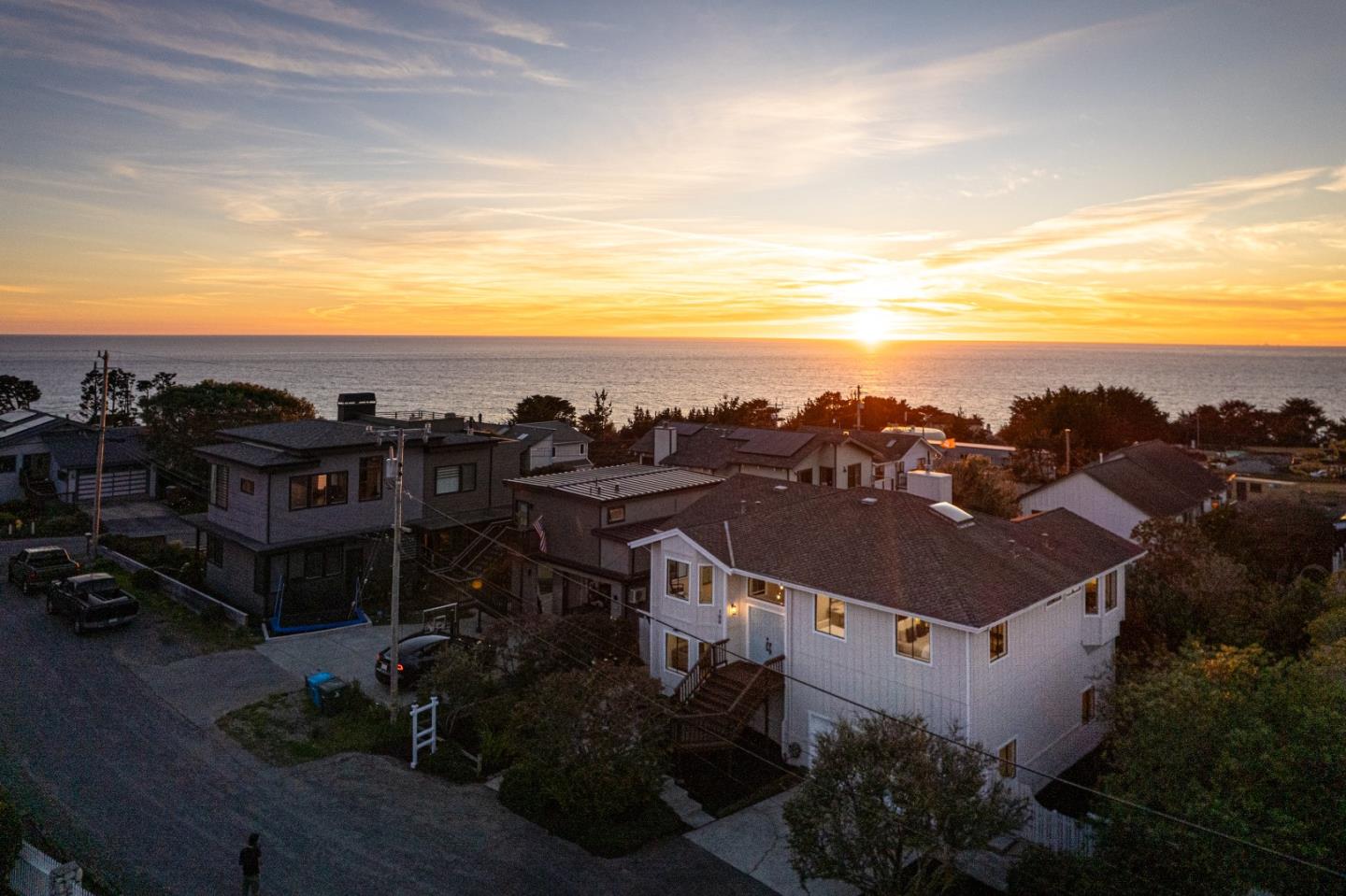 Detail Gallery Image 2 of 49 For 100 Montana St, Moss Beach,  CA 94038 - 5 Beds | 3 Baths