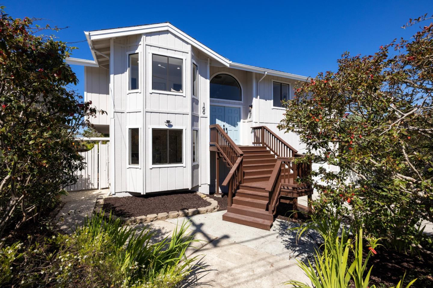 Detail Gallery Image 3 of 49 For 100 Montana St, Moss Beach,  CA 94038 - 5 Beds | 3 Baths