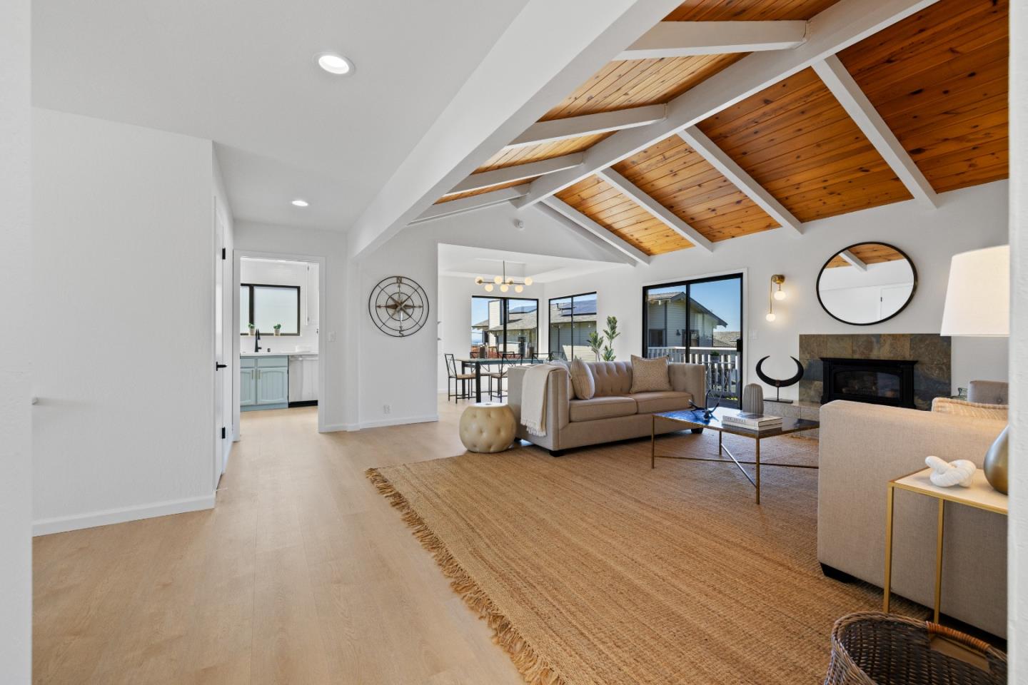 Detail Gallery Image 8 of 49 For 100 Montana St, Moss Beach,  CA 94038 - 5 Beds | 3 Baths
